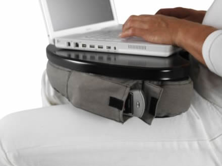 Una opción económica de soporte para tu notebook: almohadón de Ikea