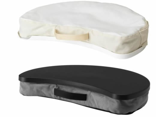 Una opción económica de soporte para tu notebook: almohadón de Ikea